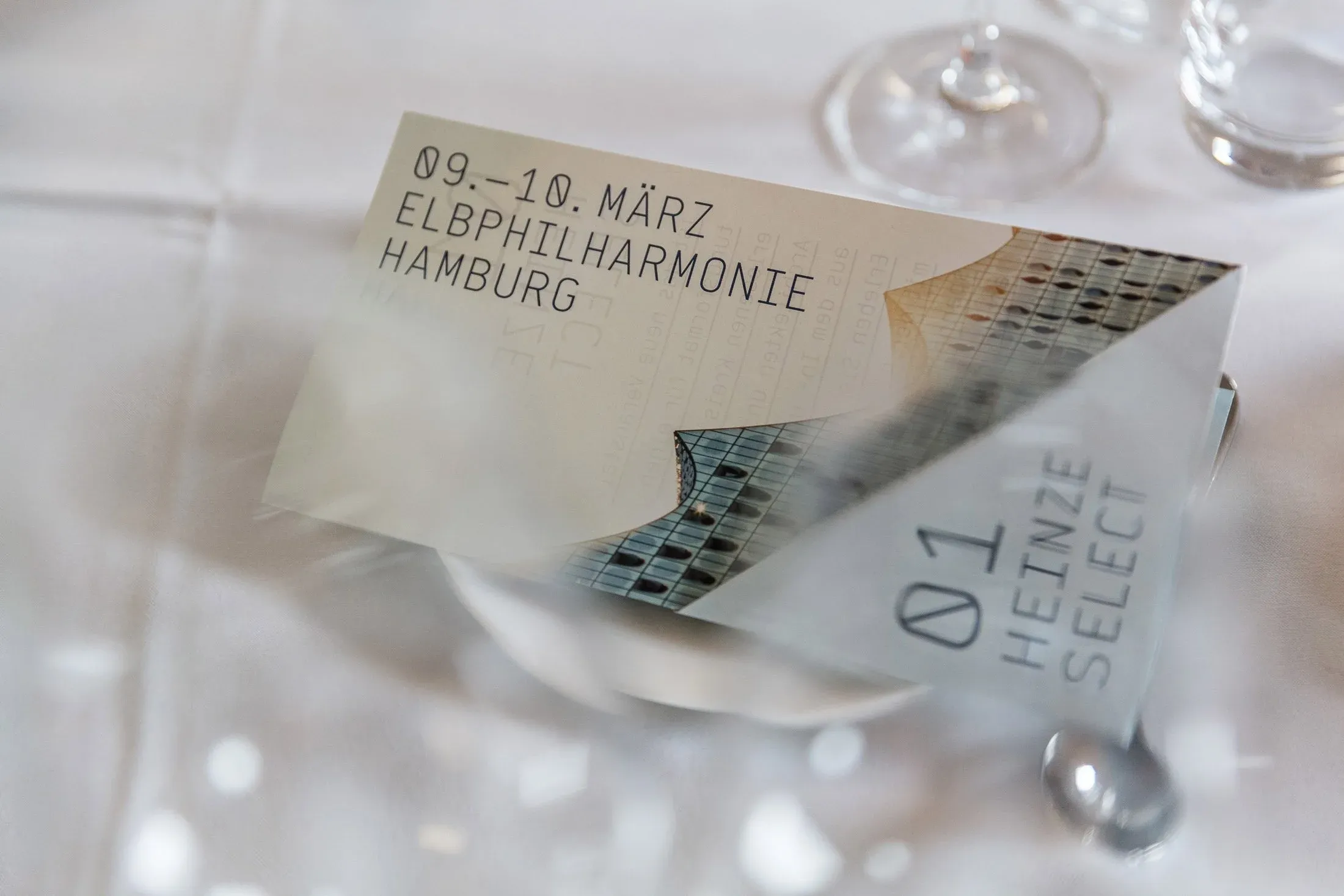 Tischkarte des Heinze Select Branchentreffens, 09. bis 10. März, Elbphilharmonie Hamburg