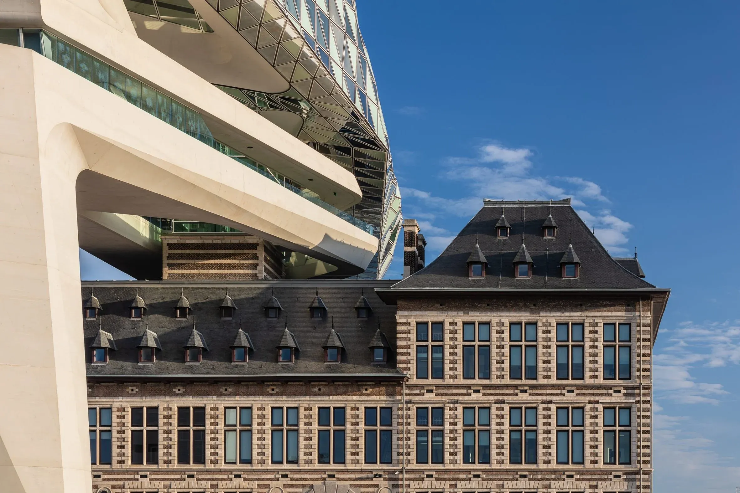 Architekturaufnahme mit klaren Linien und ruhigem Licht