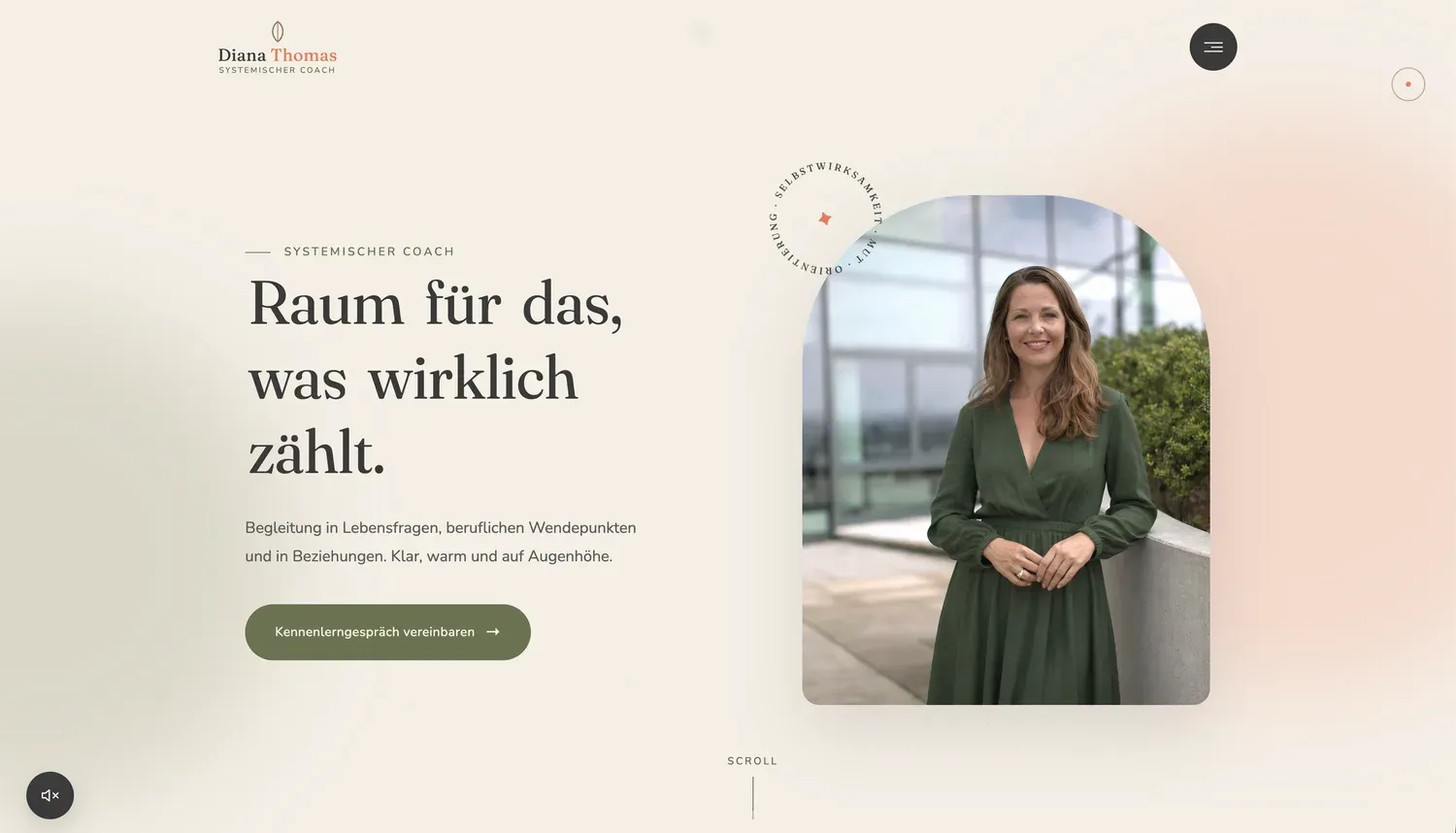 Website-Ansicht von Diana Thomas, Systemischer Coach, heller warmer Aufbau mit der Überschrift Raum für das, was wirklich zählt und einem Porträtfoto im Bogenrahmen