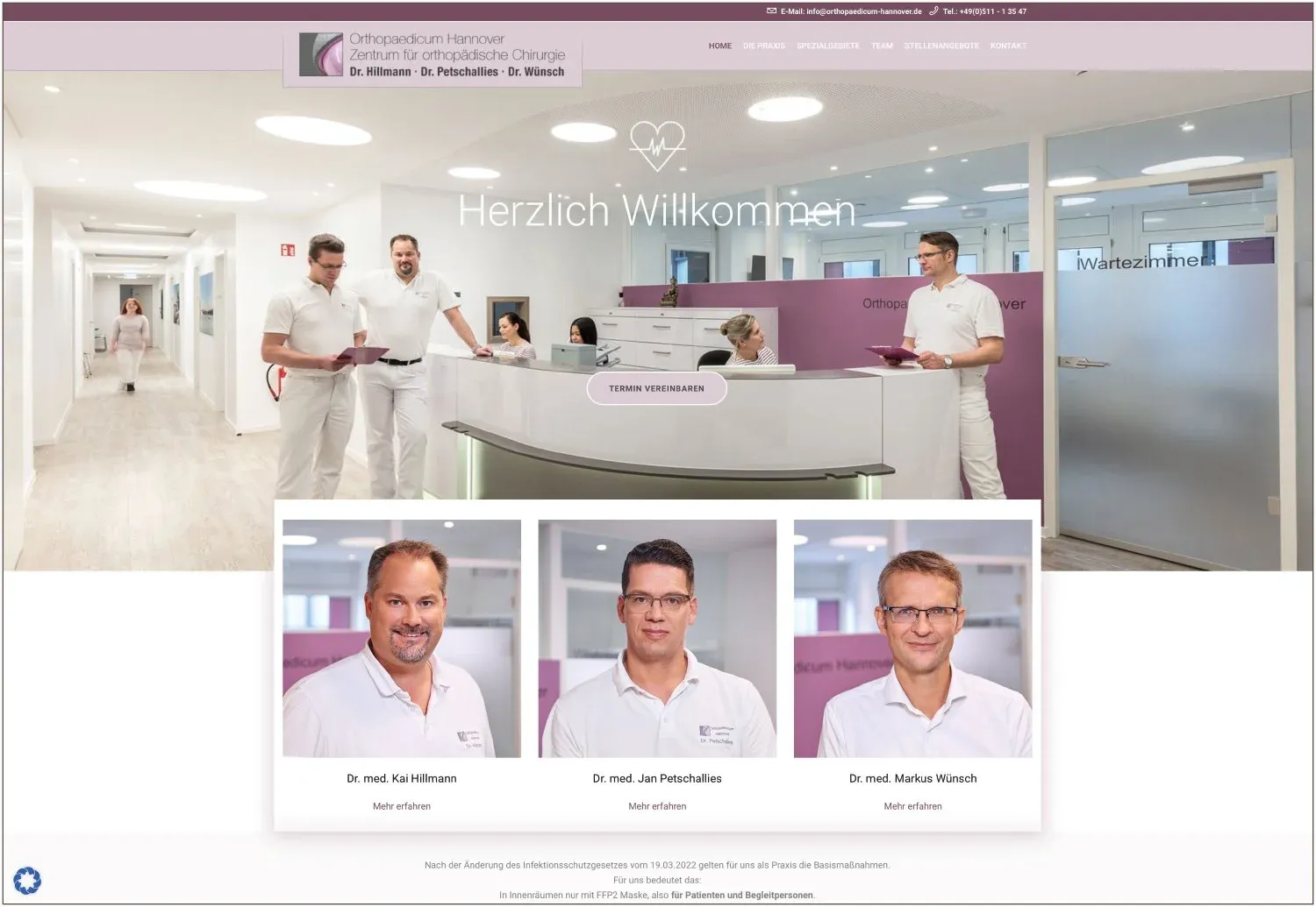 Website-Ansicht des Orthopaedicum Hannover, großes Praxisfoto mit Schriftzug Herzlich Willkommen und darunter drei Porträtkacheln der Ärzte in zartem Violett