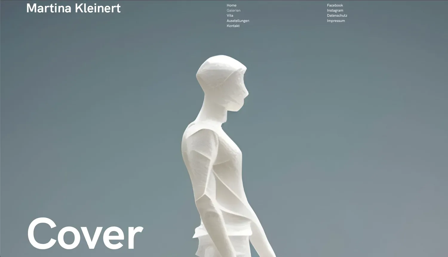 Website-Ansicht der Künstlerin Martina Kleinert, dunkler ruhiger Aufbau mit einer hellen Skulptur und dem großen Wort Cover, oben die Navigation