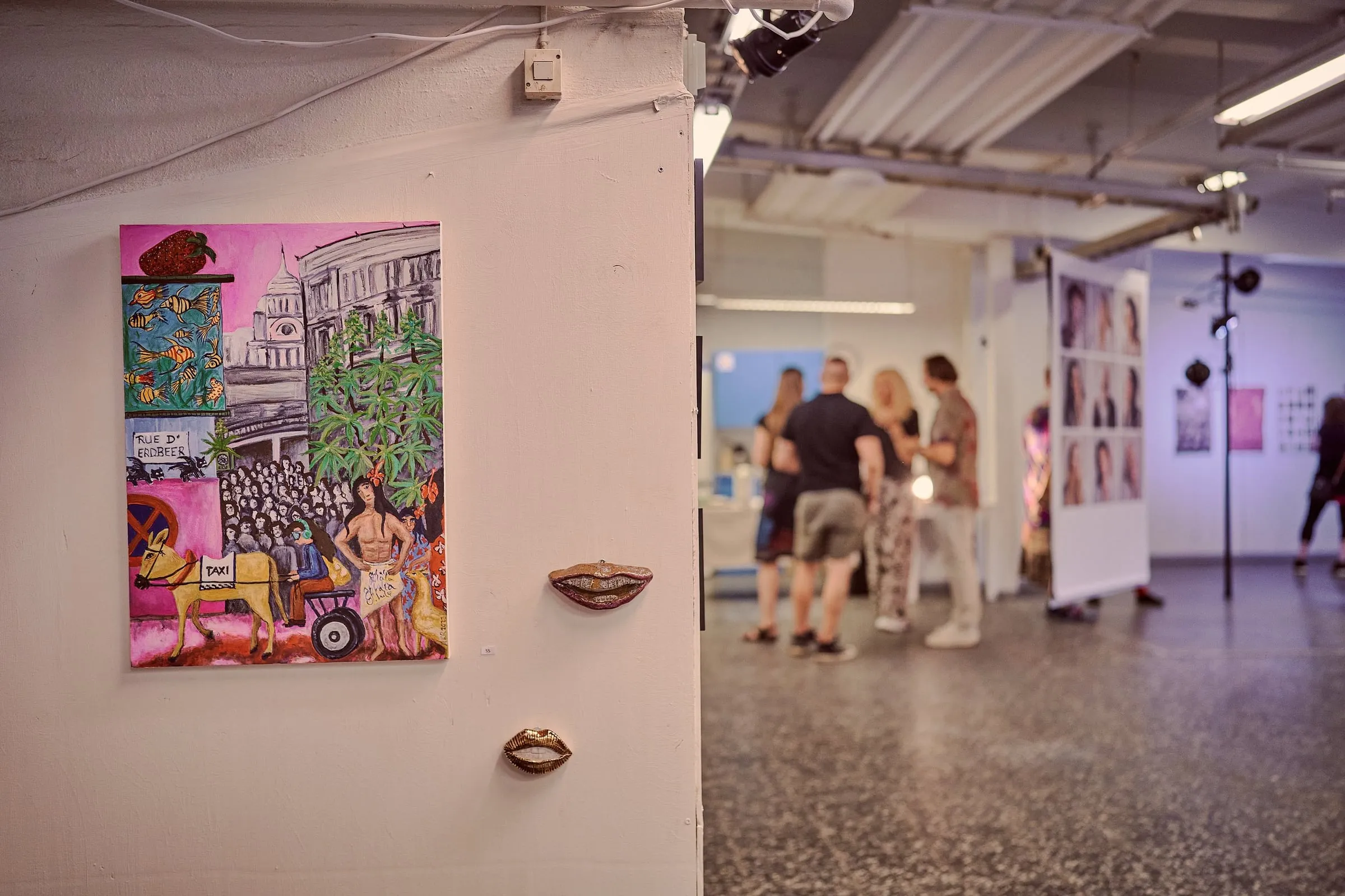 Ein farbiges Gemälde an einer Wand, im Hintergrund unscharf Besucher im Ausstellungsraum