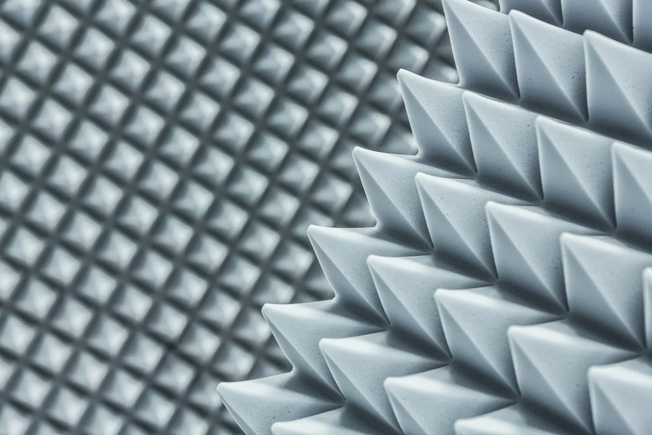 Detail einer grauen Pyramidenstruktur aus Absorbermaterial, gleichmäßige Spitzen, akustisches Material