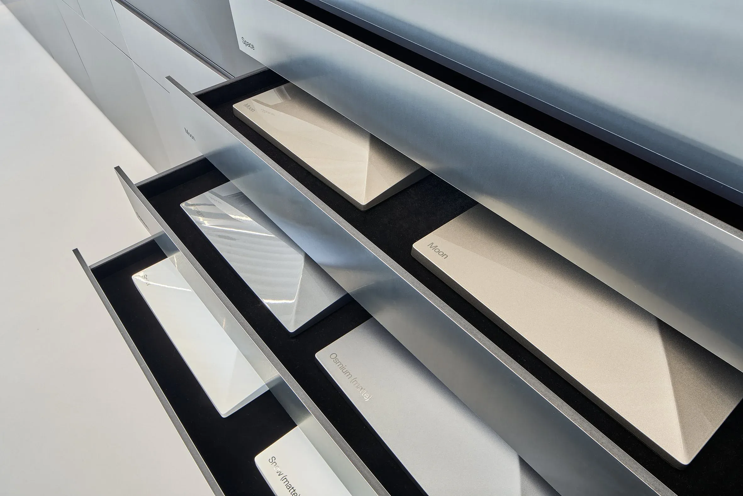 Innenraum, Detail offener Schubladen einer Materialwand mit hellen und dunklen Musterplatten
