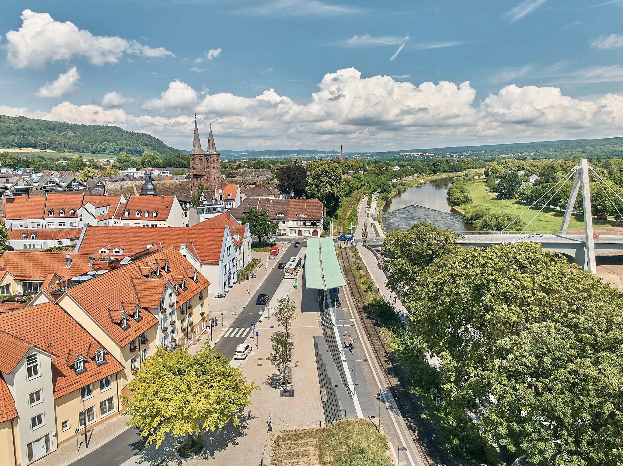 Luftaufnahme der Altstadt von Höxter mit roten Dächern, Bahnsteig, Weser und Brücke im Hintergrund