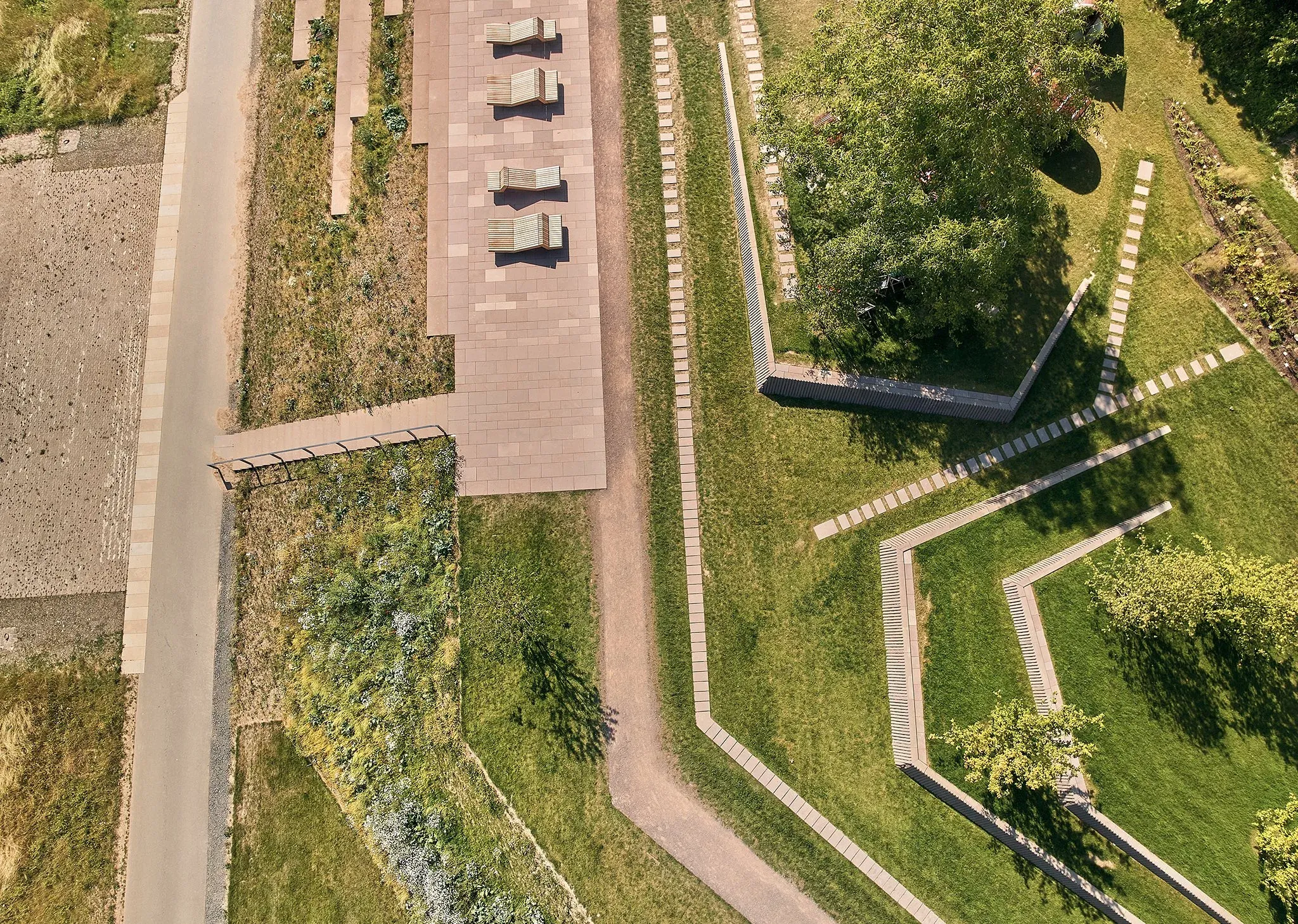 Luftaufnahme von terrassierten Wegen, Mauern und Staudenpflanzungen am Hang der Landesgartenschau Höxter