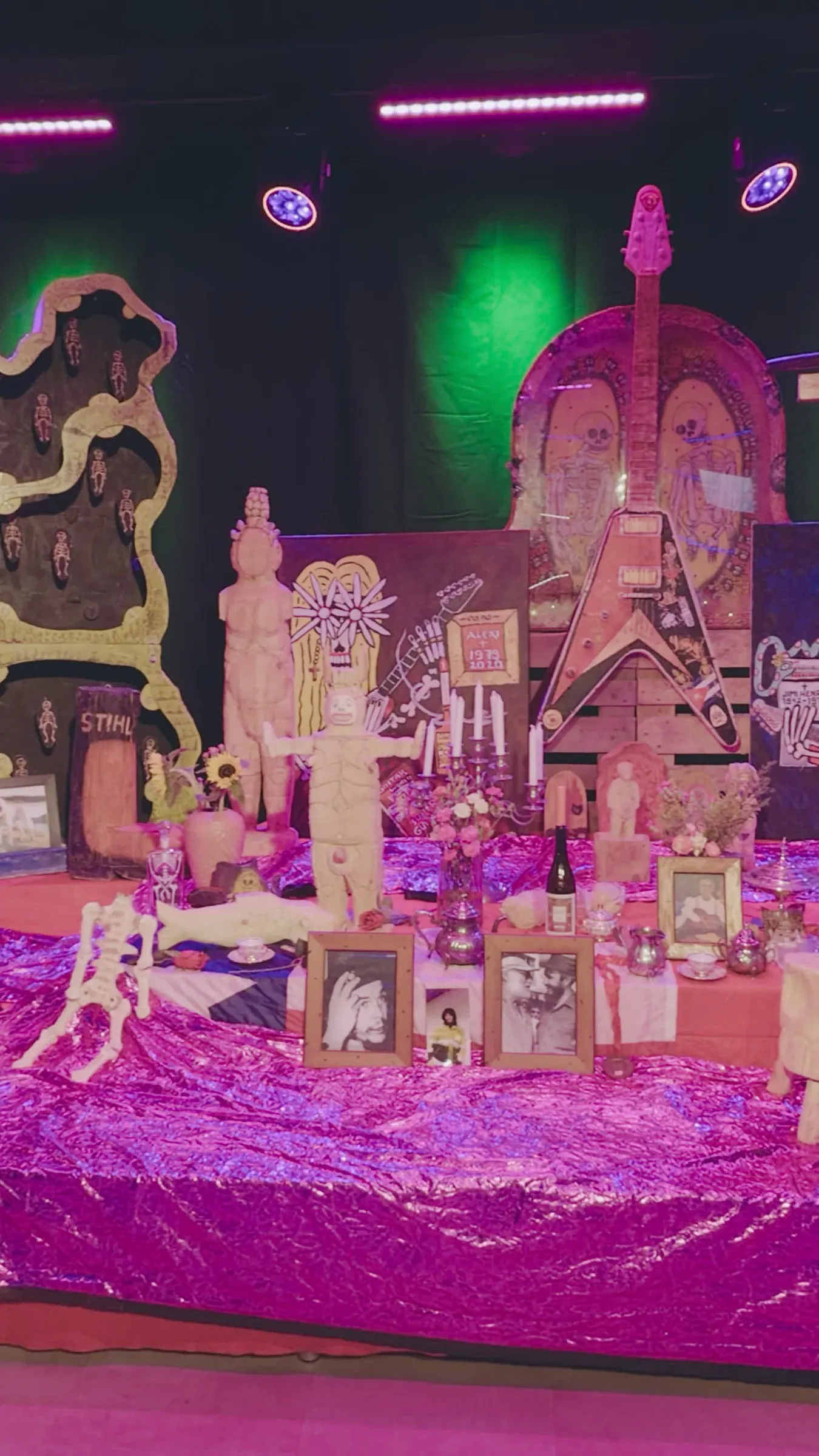 Video: the decorated altar with photos, candles and sunflowers