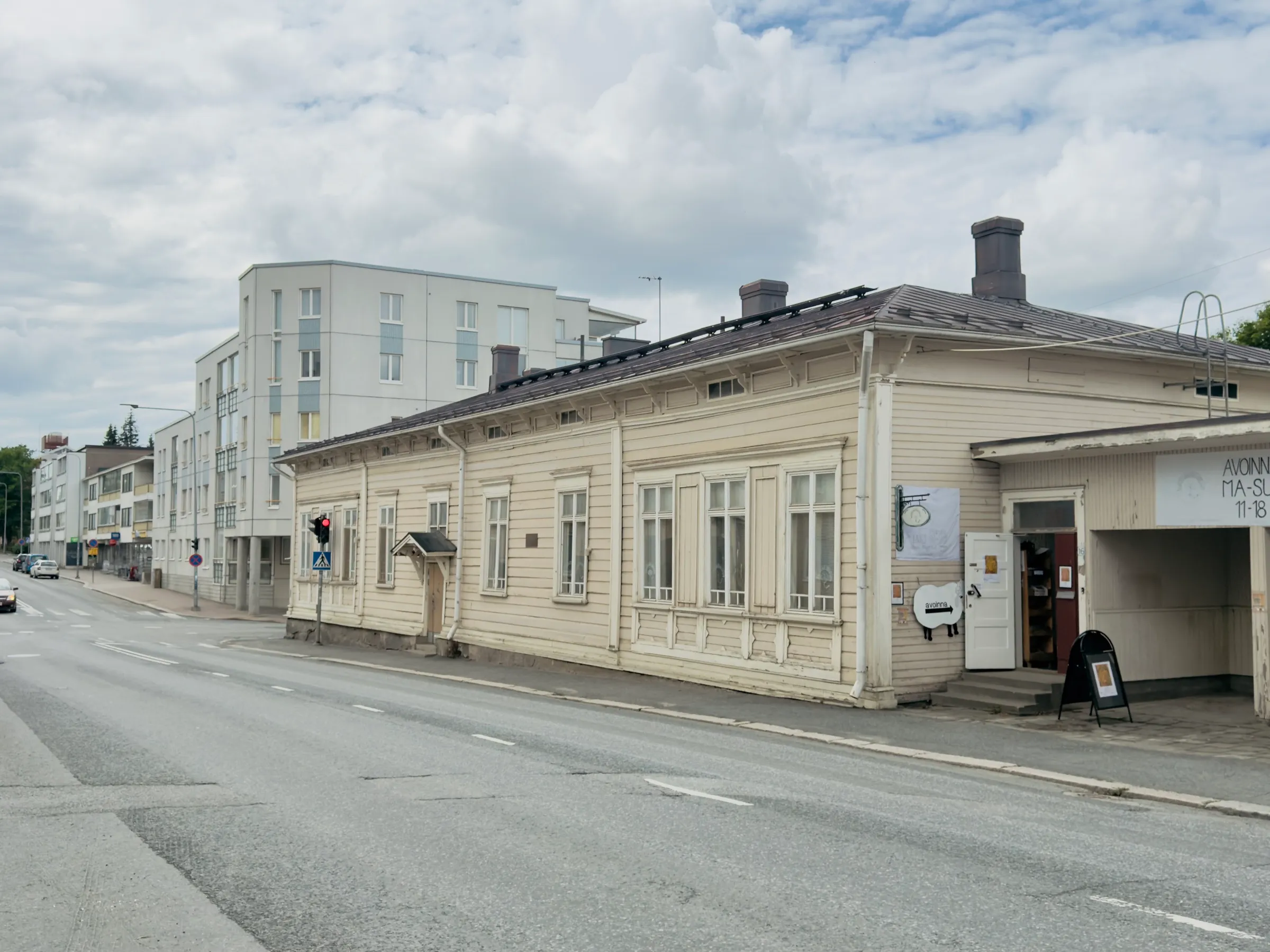 Exterior view of the wooden house of Kaputa ry on a street in Hämeenlinna