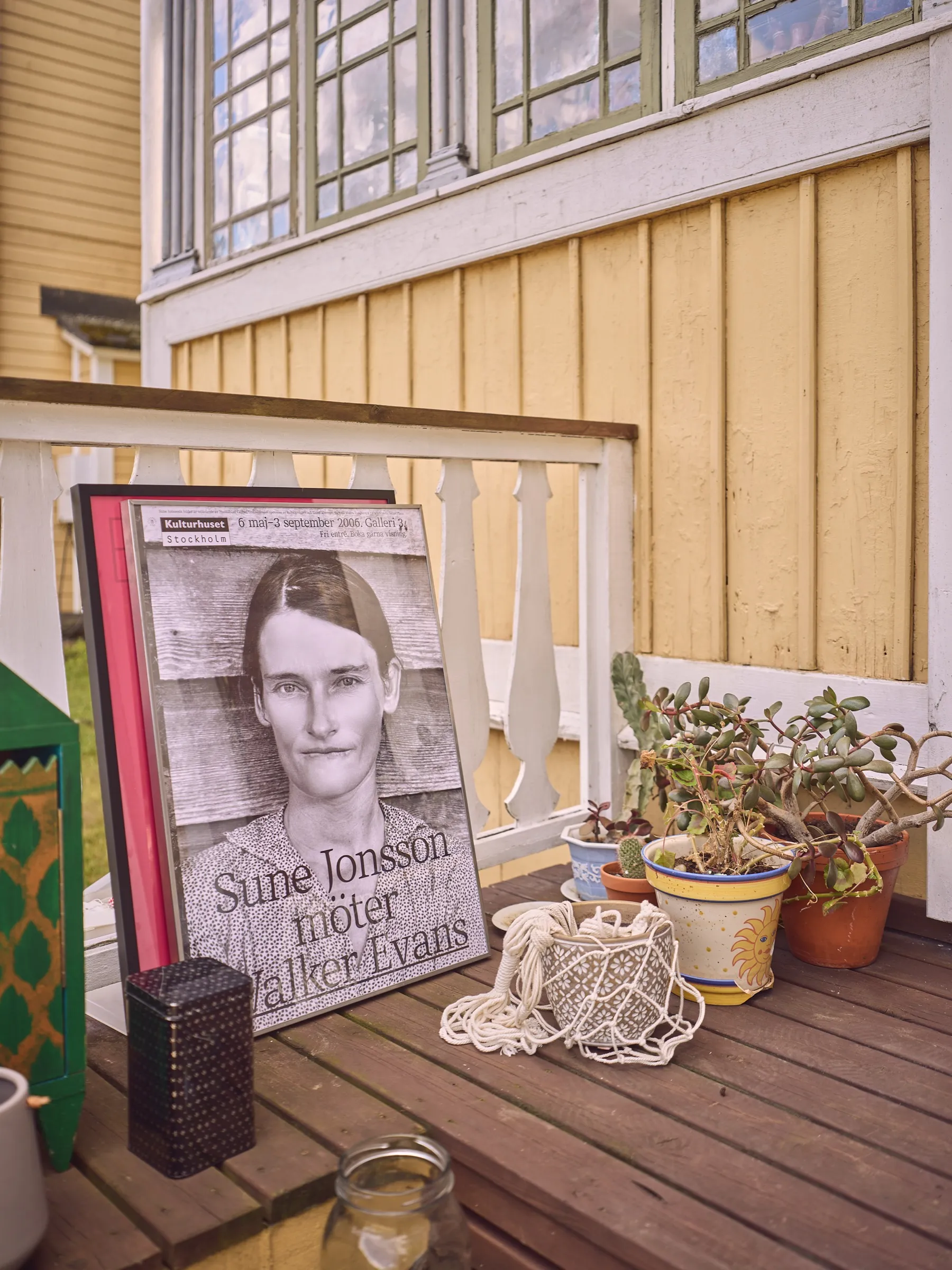 Book titled Sune Jonsson möter Walker Evans leaning against the veranda railing, portrait format