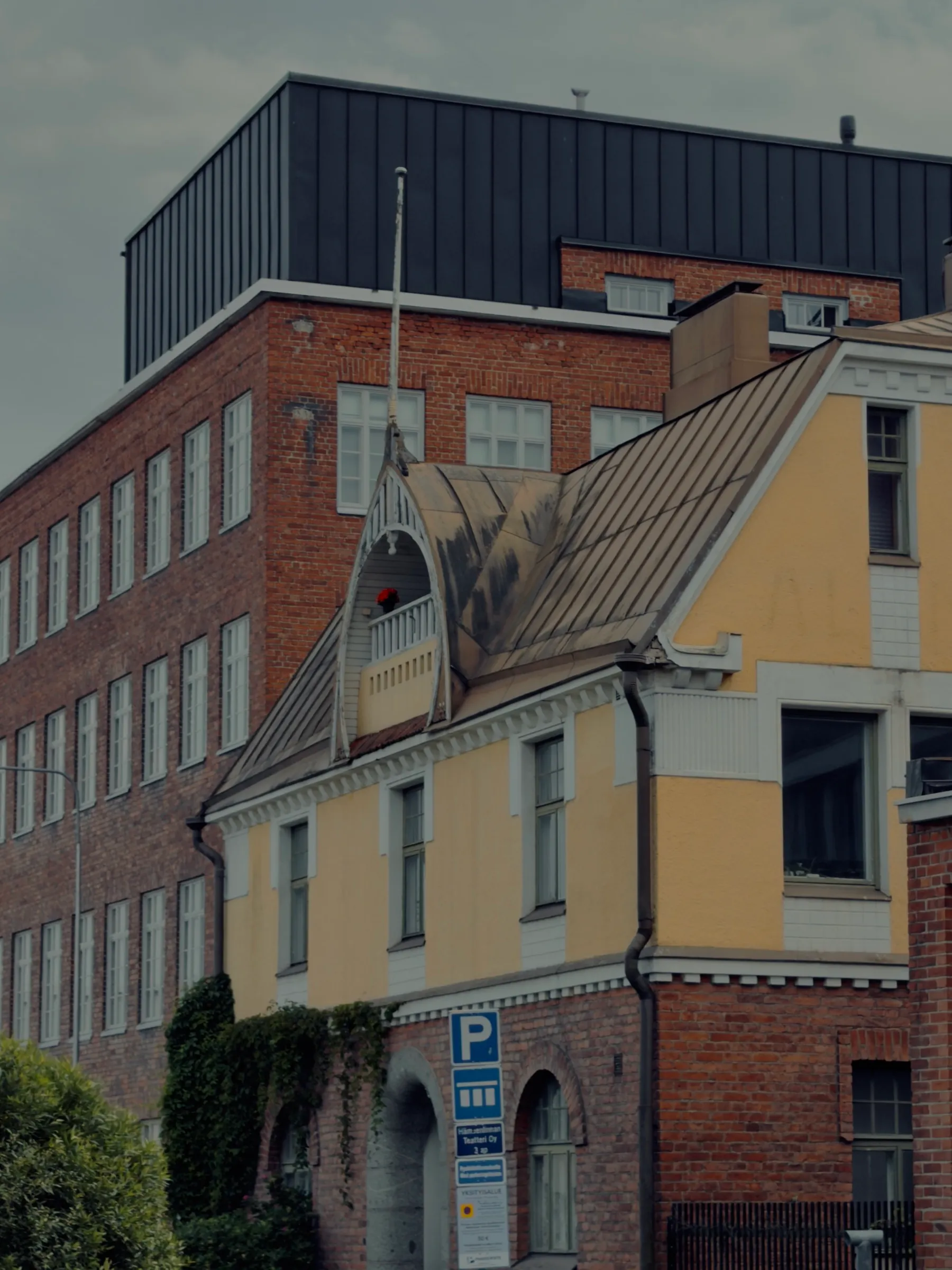 The Jugendstil gable in front of the red mill, the black cube of the theatre behind